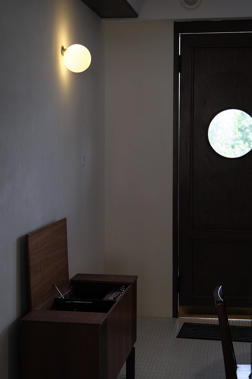 ALOTOF Milk Glass Spherical Wall Sconce - Chic Home Lighting - ALOTOFBRASSERA
